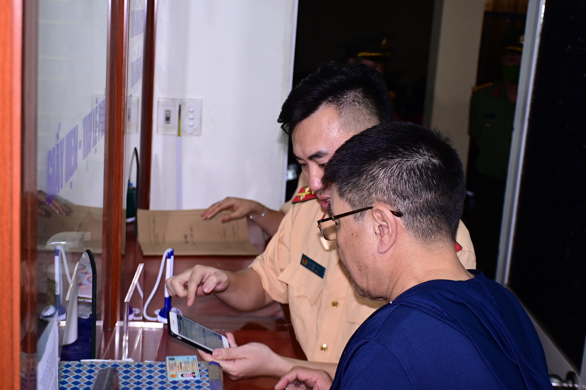 Có thể bấm biển số trên VNeID khi đăng ký xe lần đầu đối với xe sản xuất, lắp ráp trong nước từ ngày 01/8/2024